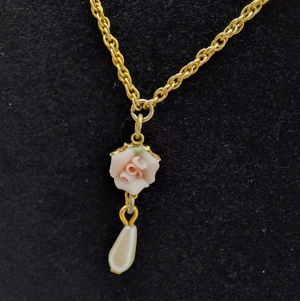 1928 Brand Vintage Porcelain Rose Faux Pearl Gold Tone Pendant Necklace Romance